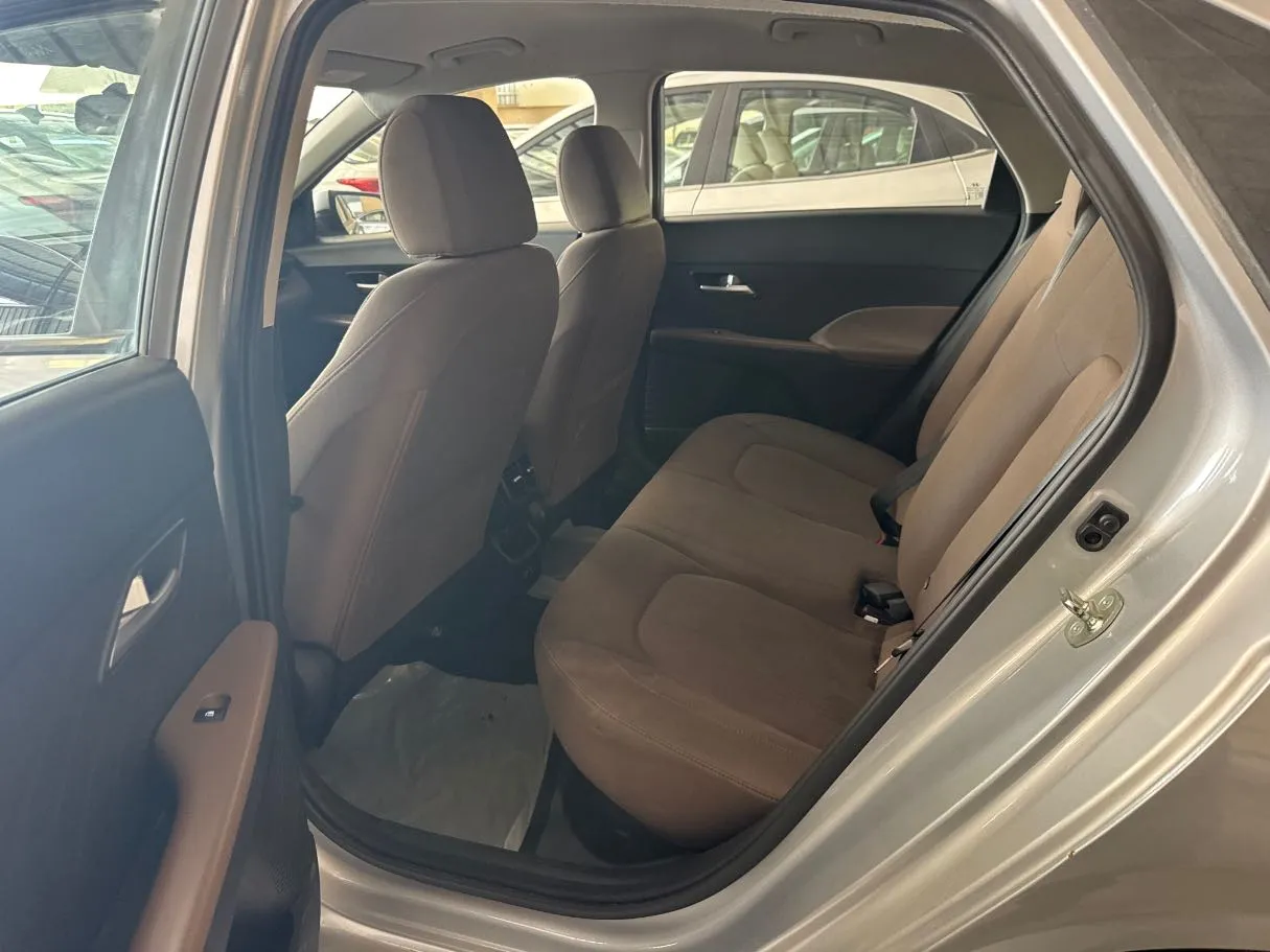 Car image 15