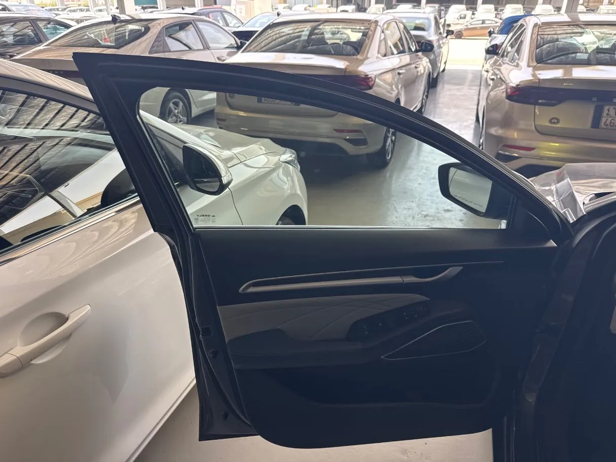 Car image 8