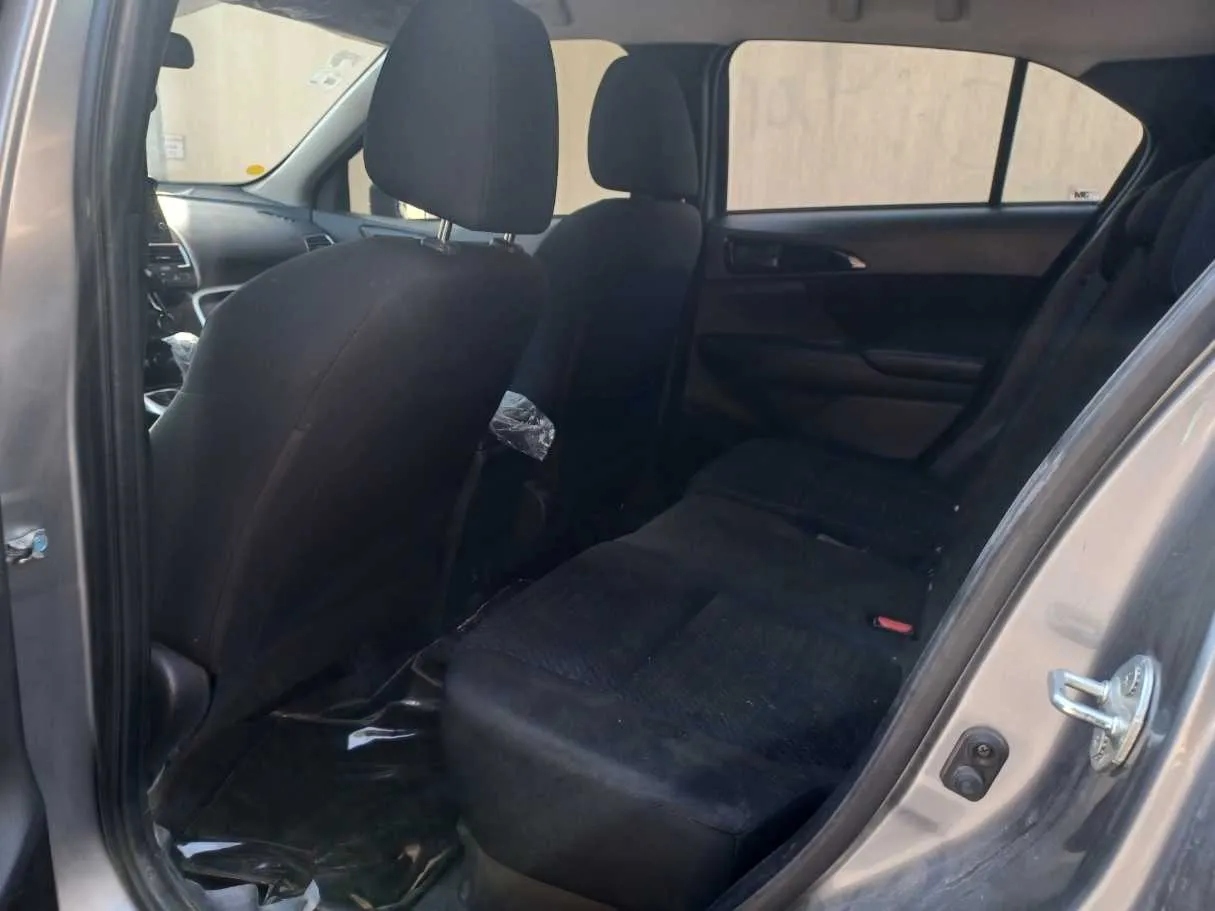 Car image 14