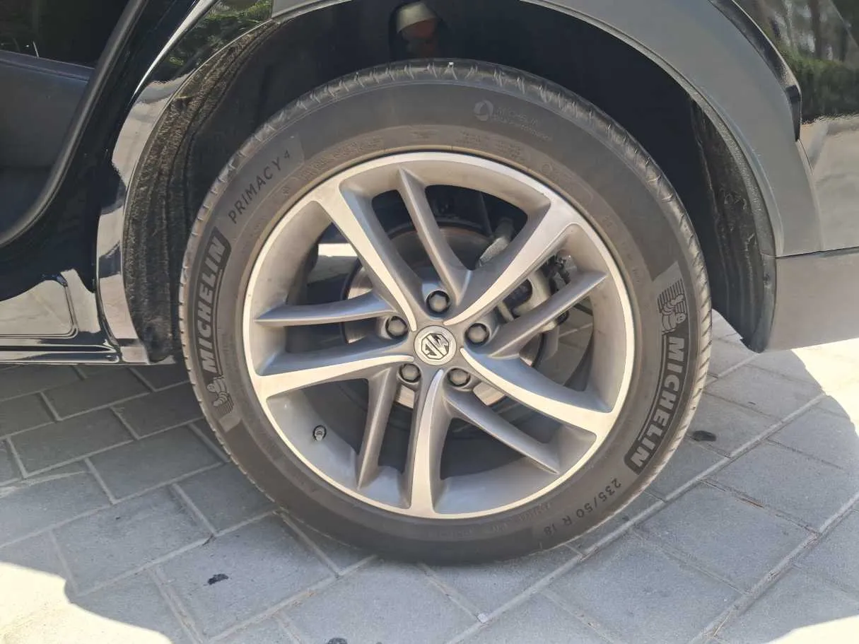 Car image 9
