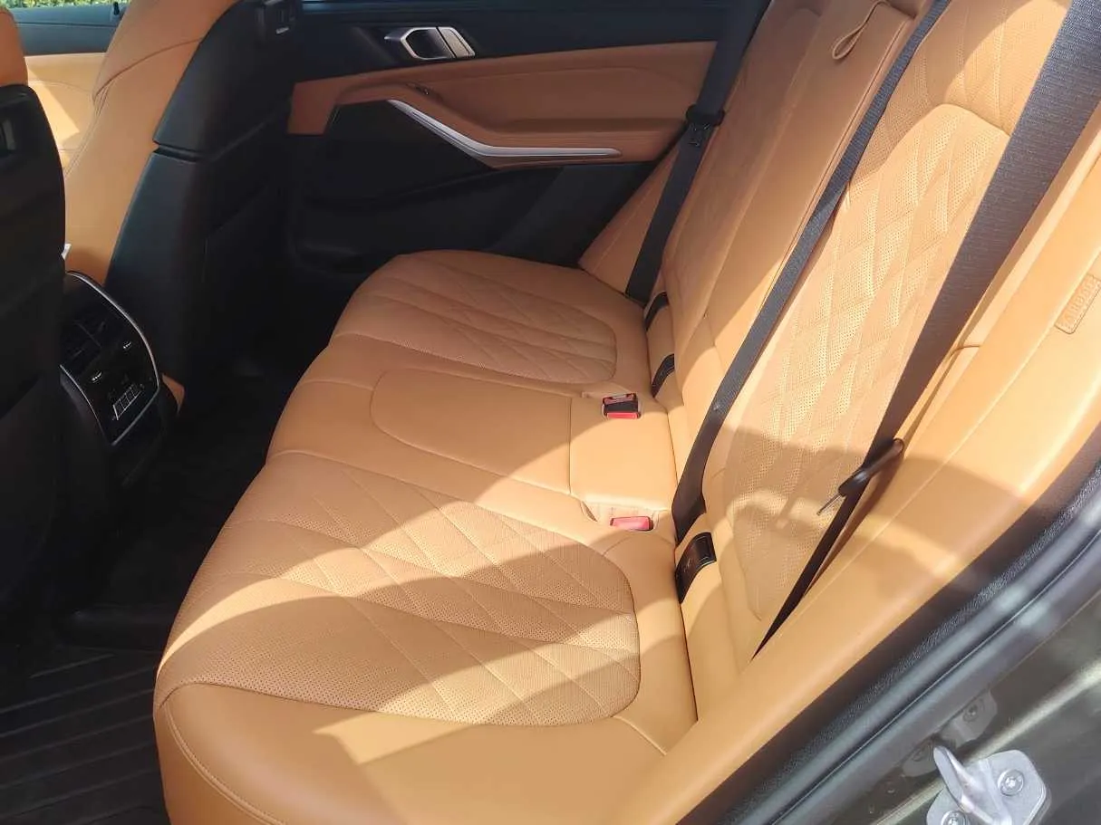 Car image 17