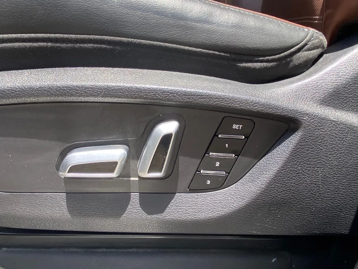 Car image 25