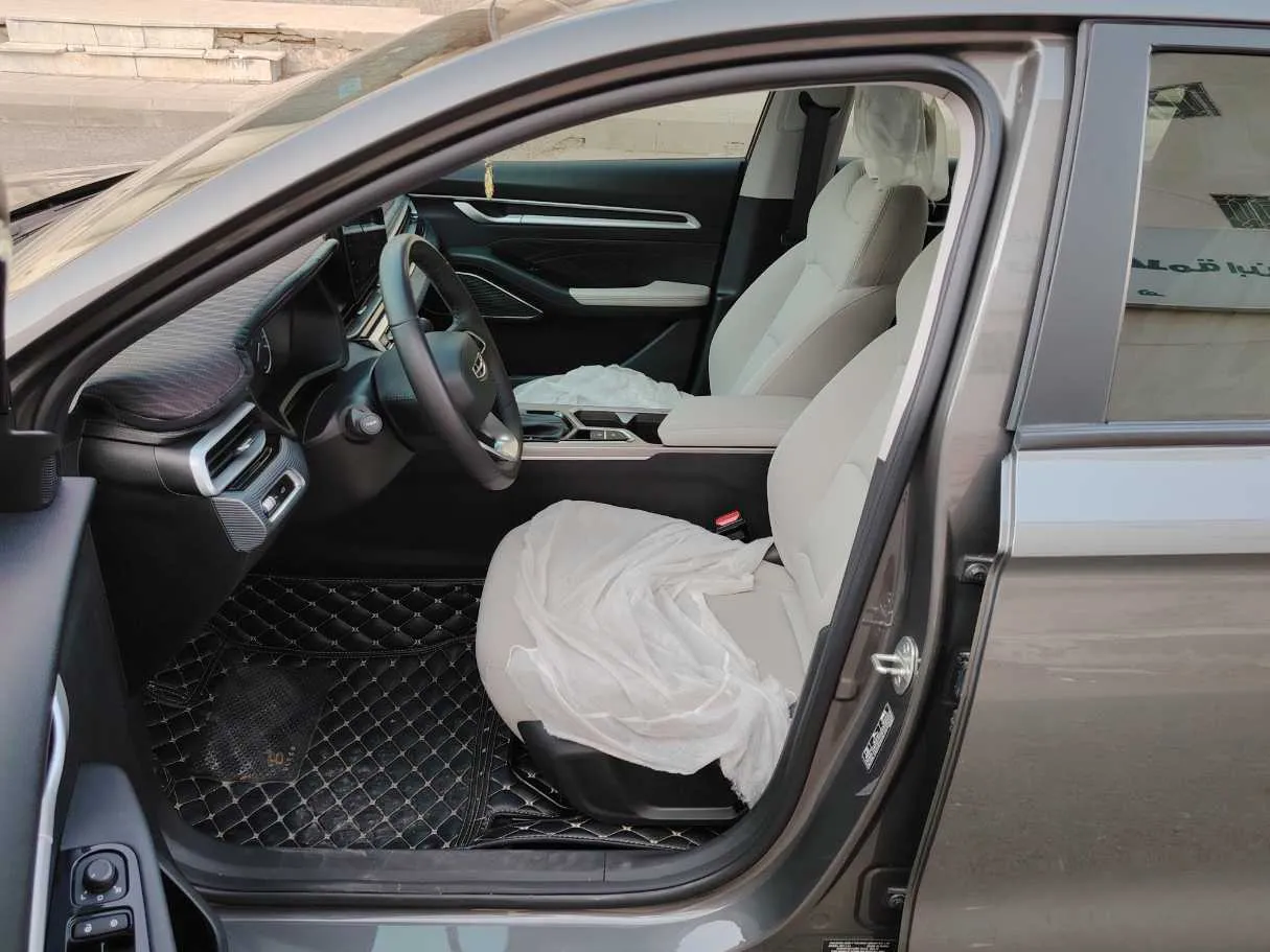 Car image 13