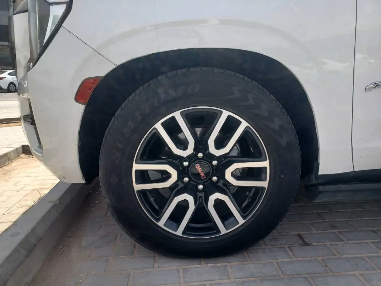 Car image 8