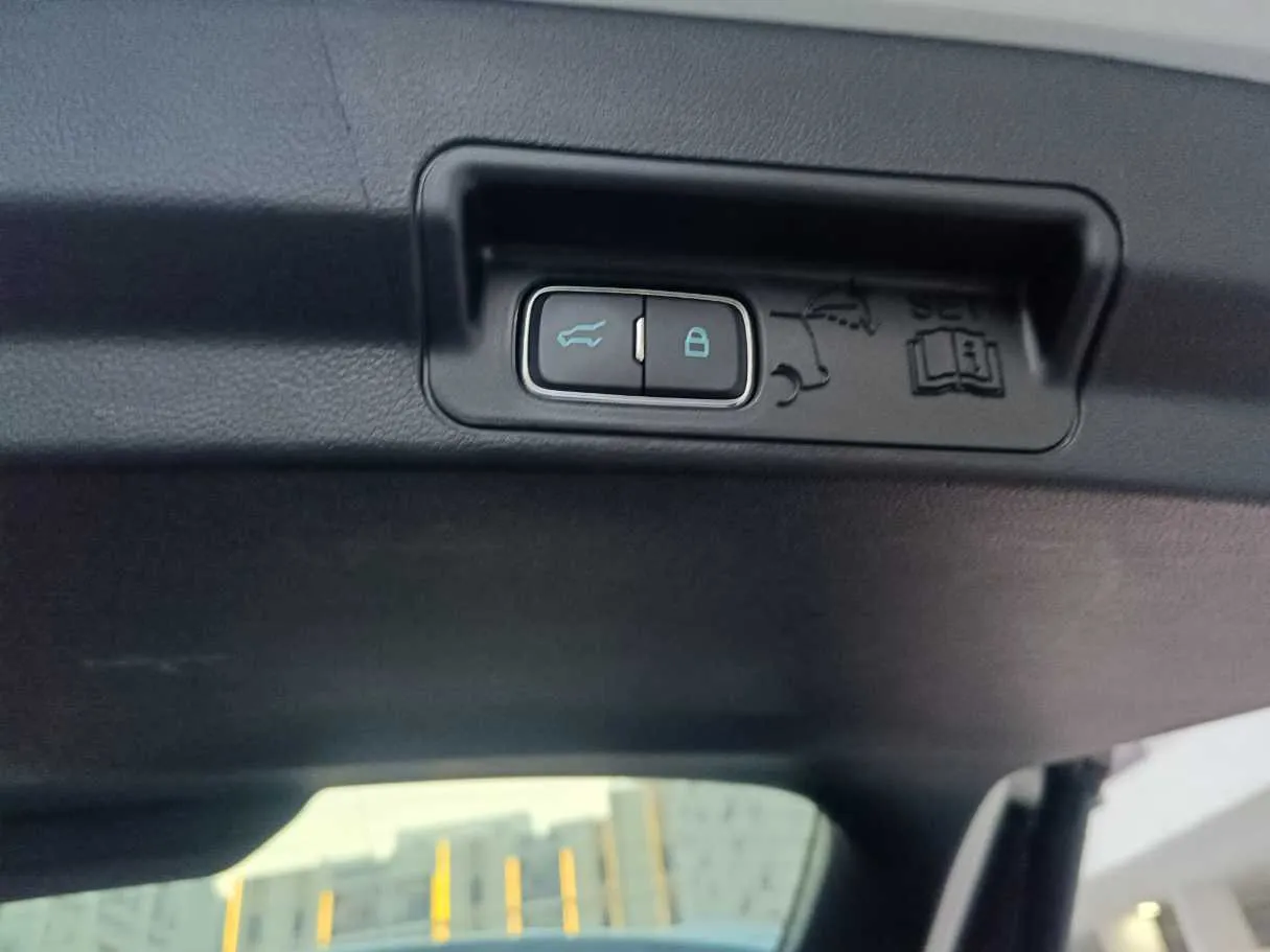 Car image 28