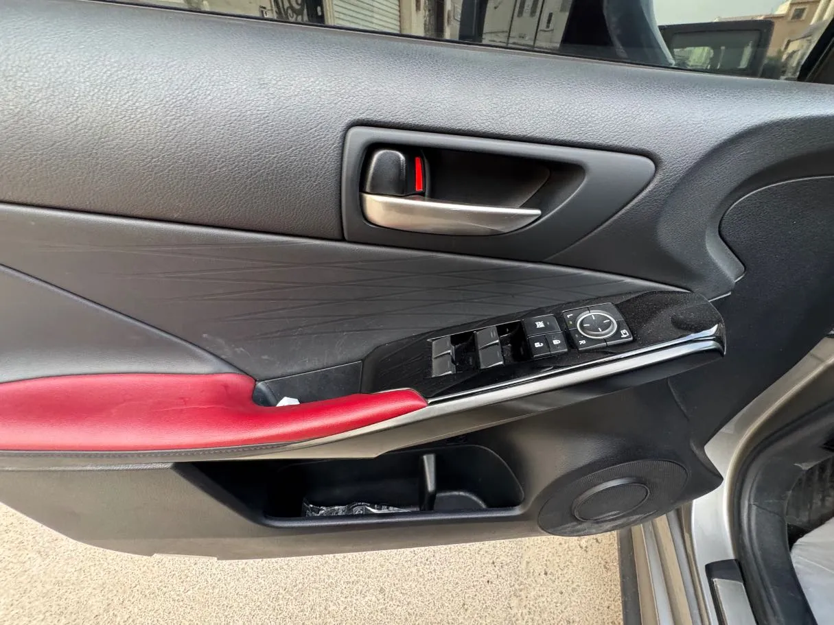 Car image 24