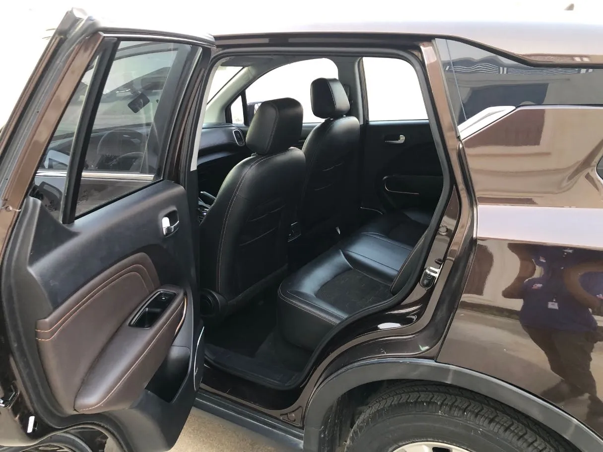 Car image 12