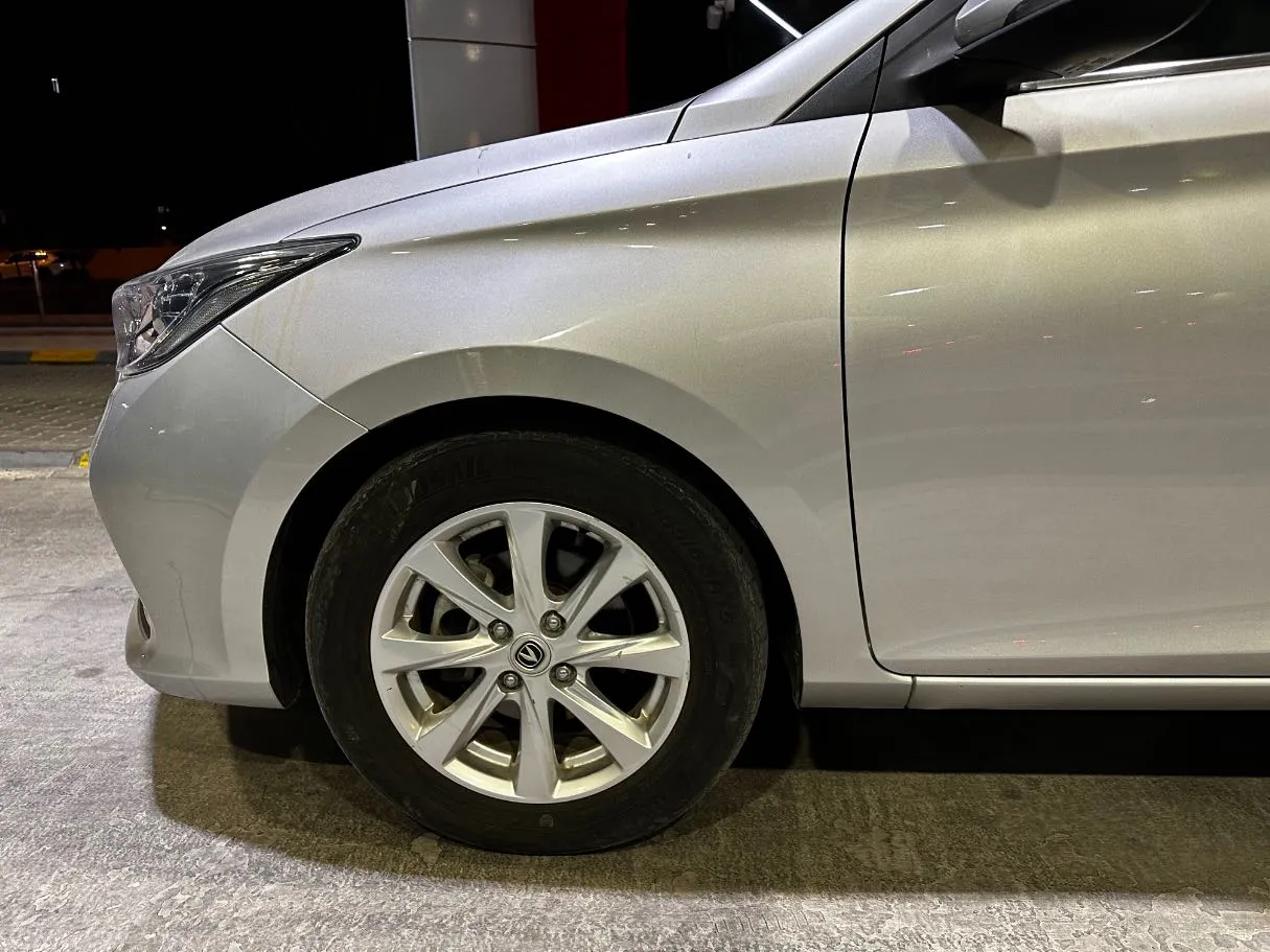 Car image 9