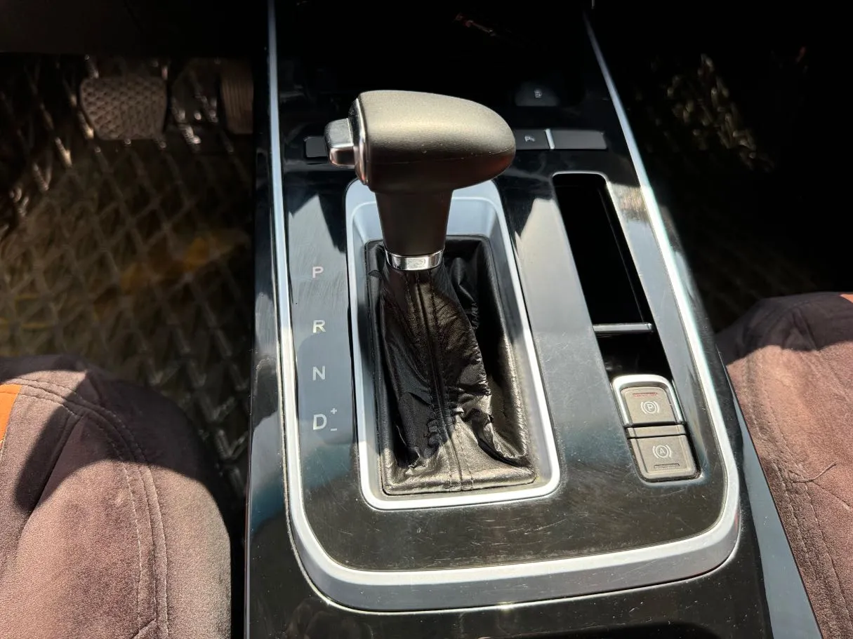 Car image 16