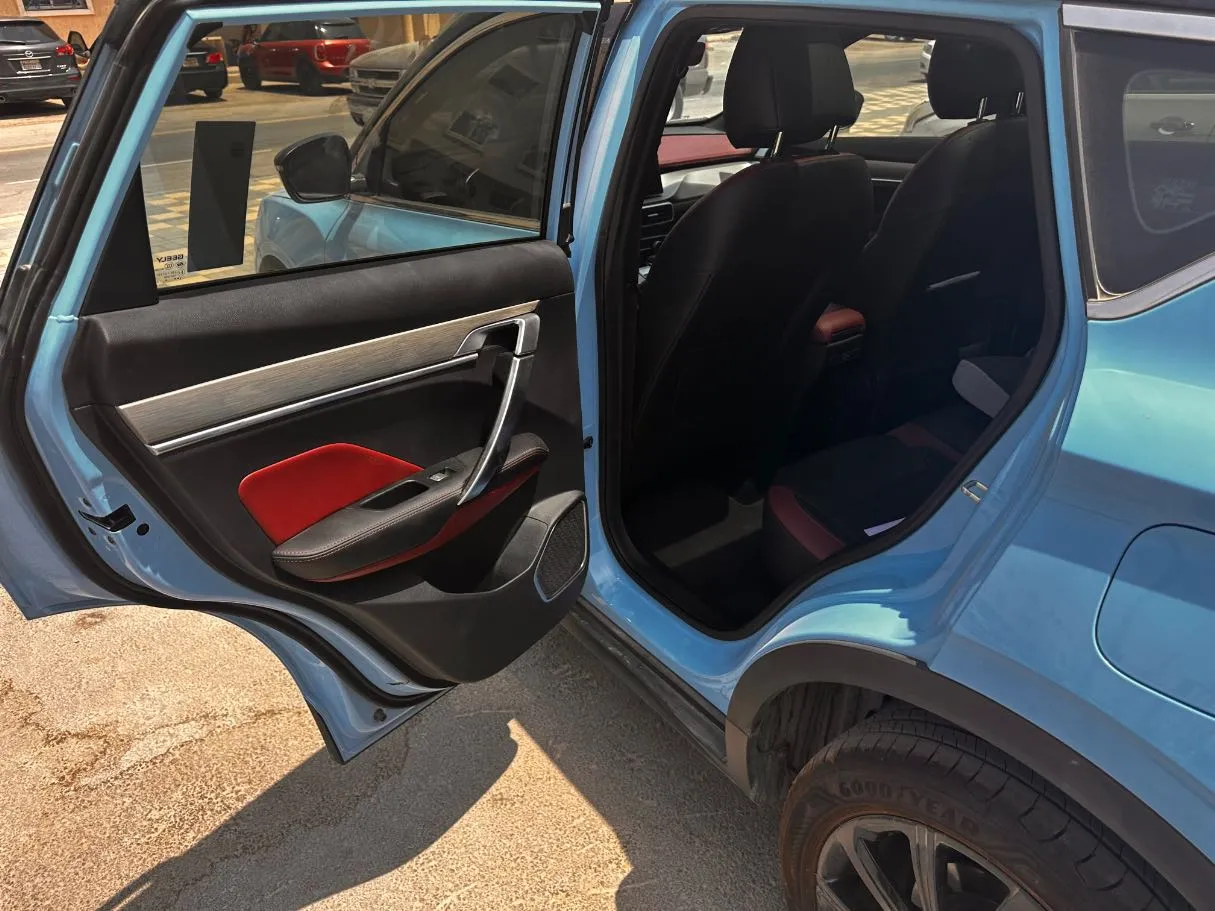 Car image 14
