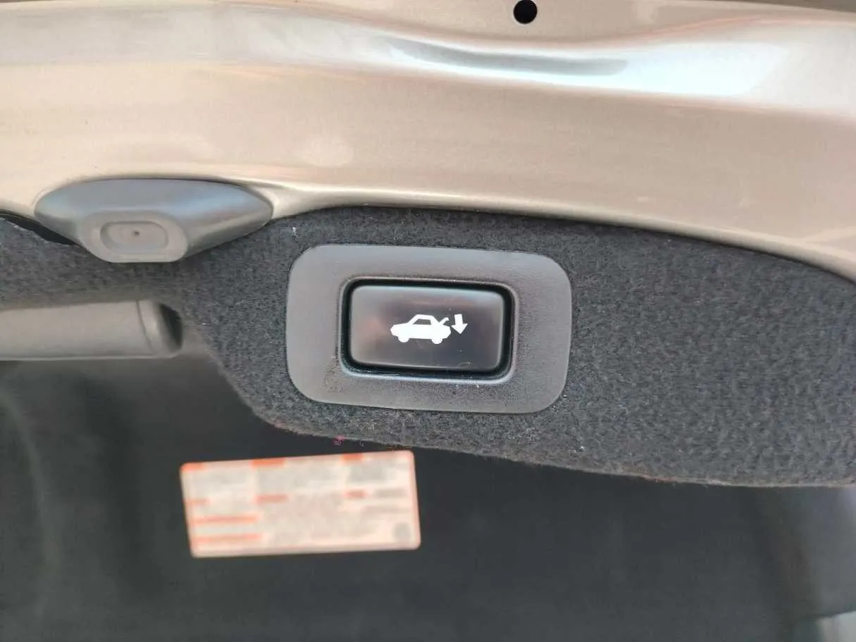 Car image 32