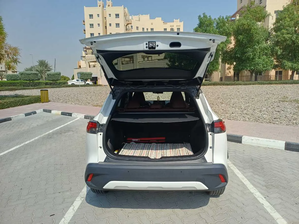Car image 19