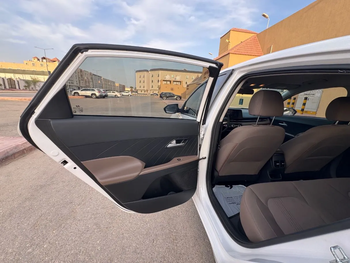 Car image 12
