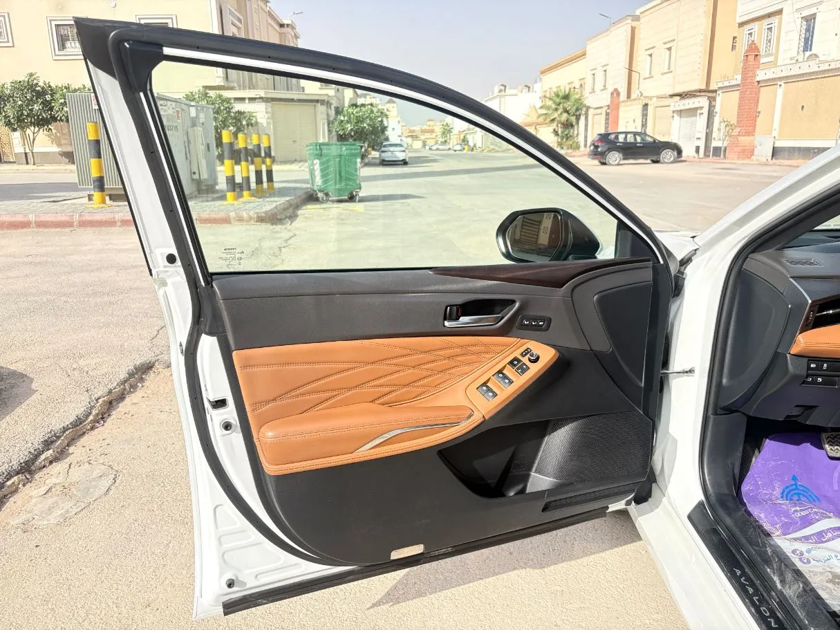 Car image 10