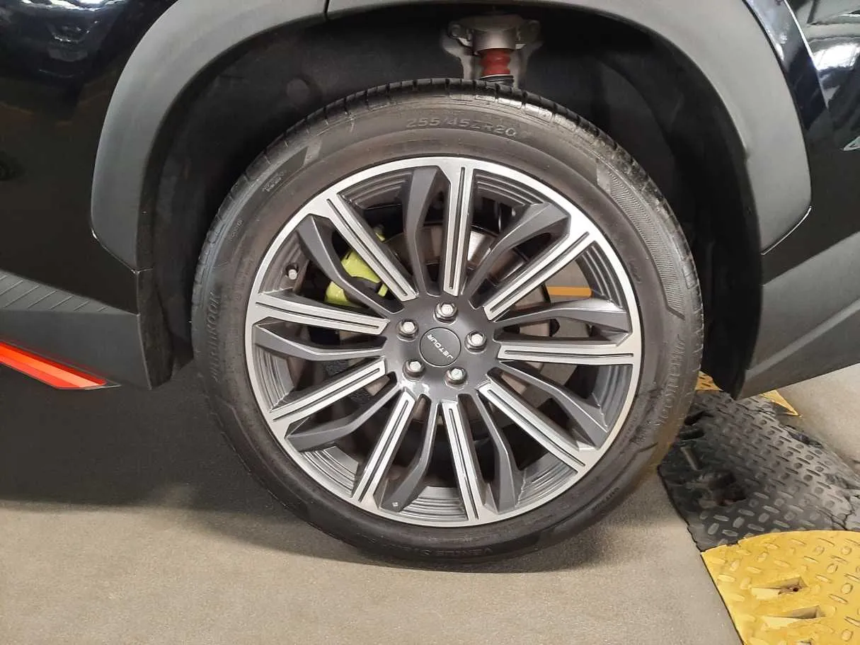 Car image 9