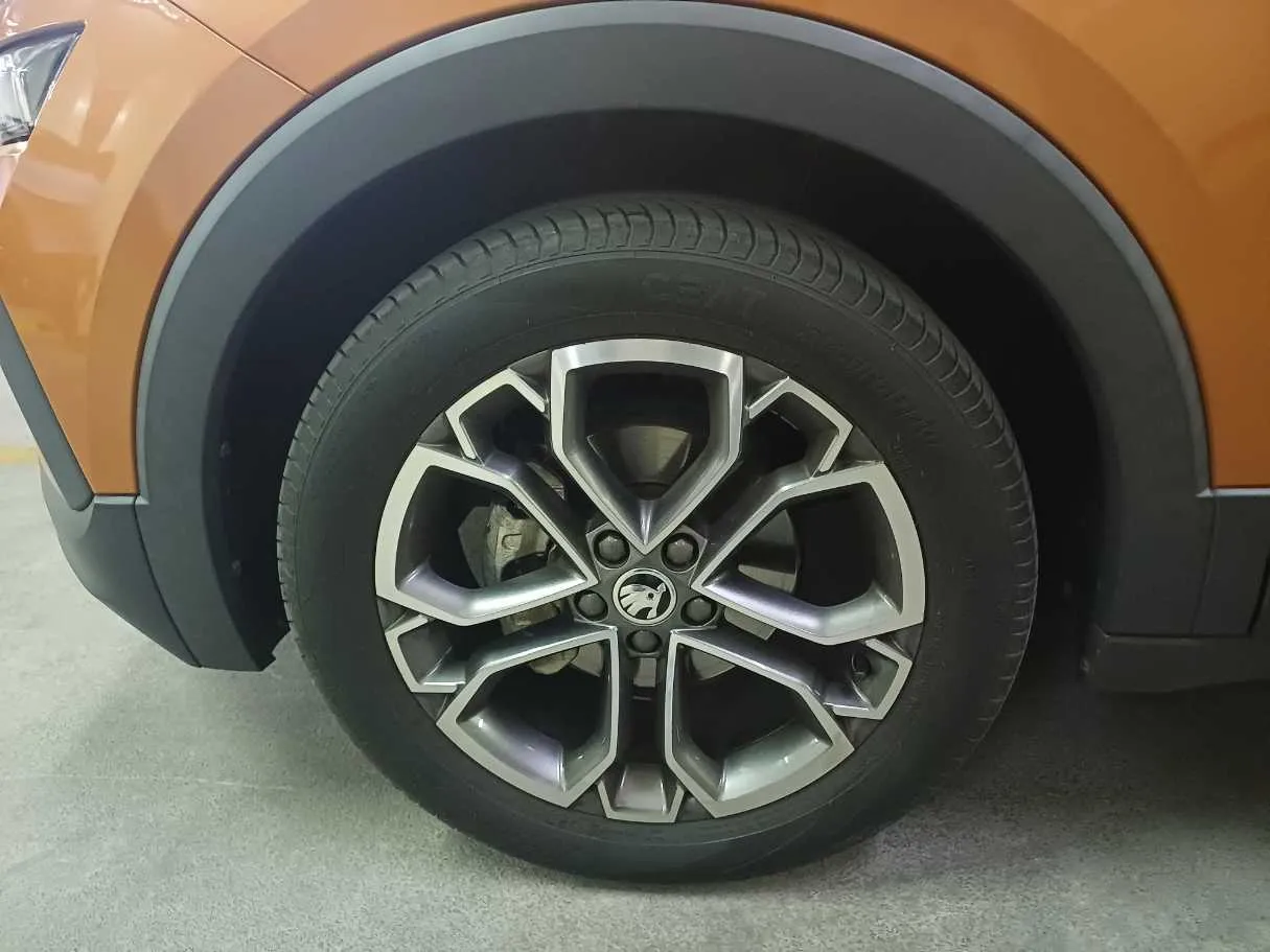 Car image 9