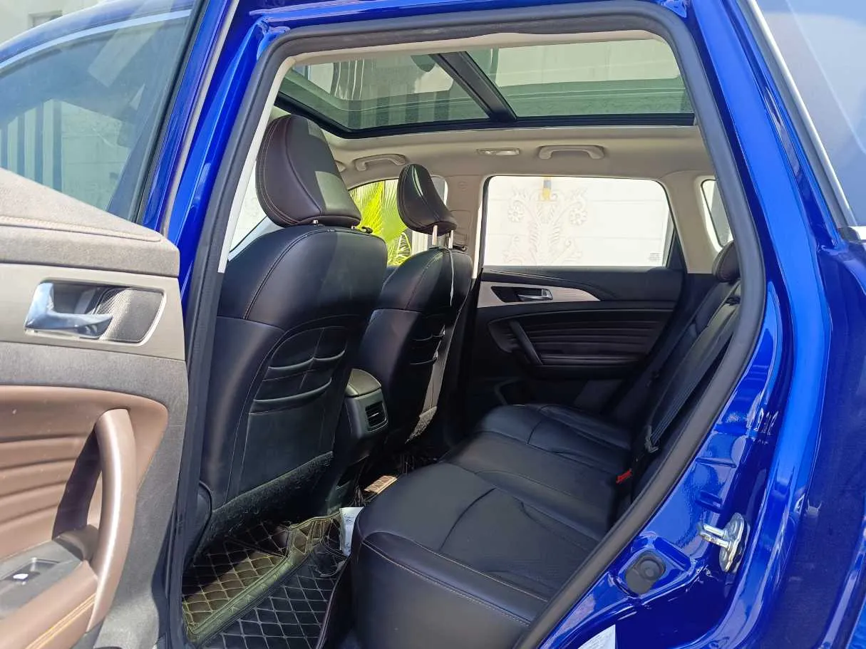 Car image 18