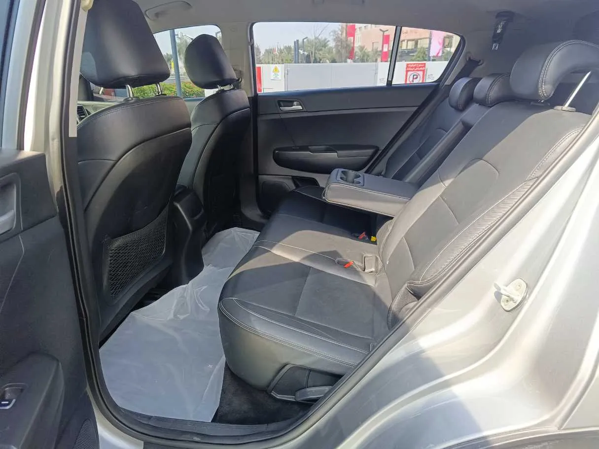 Car image 18