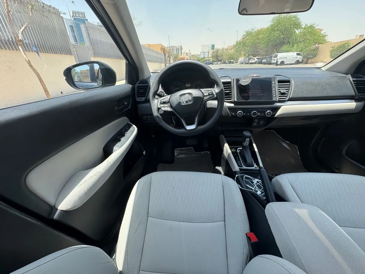 Car image 16