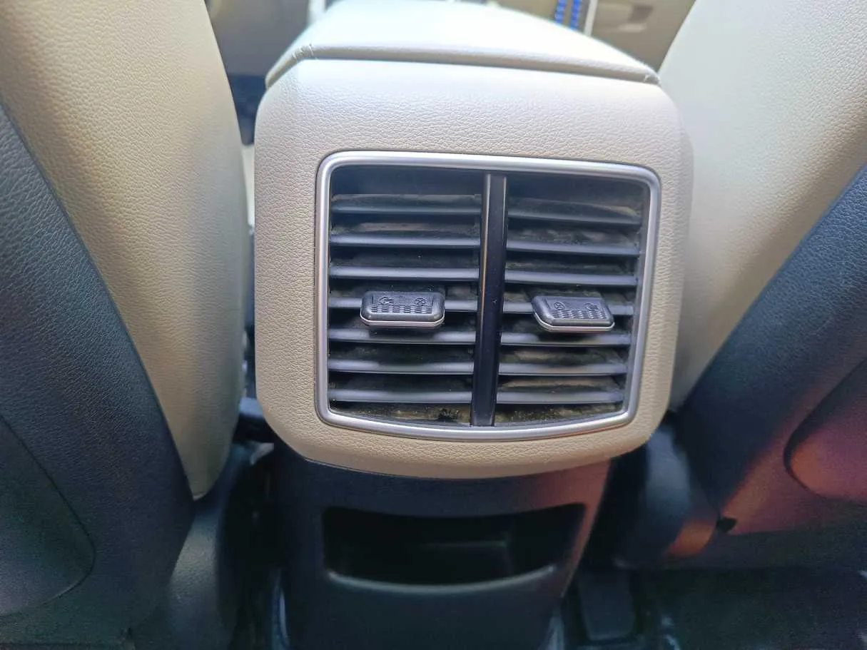 Car image 30