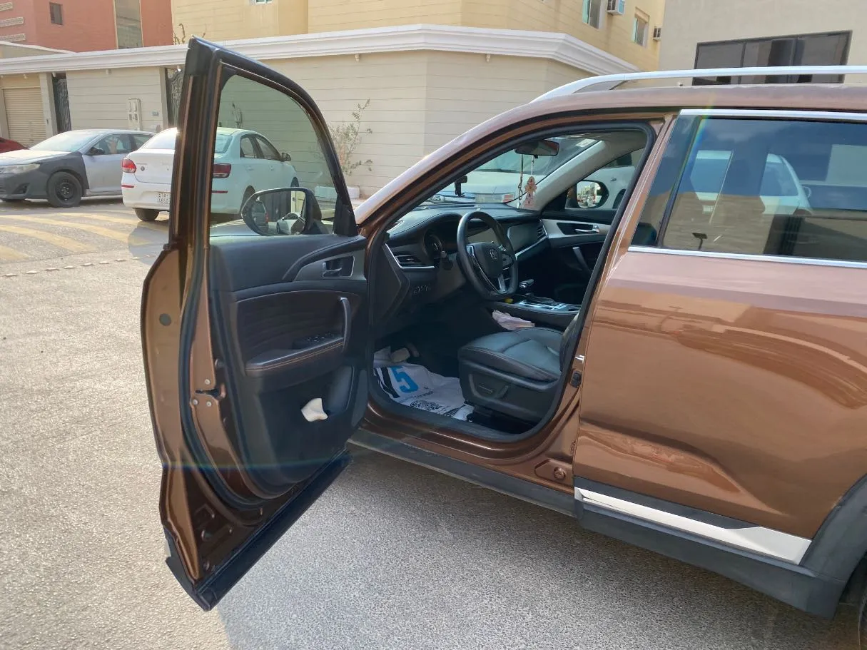 Car image 10