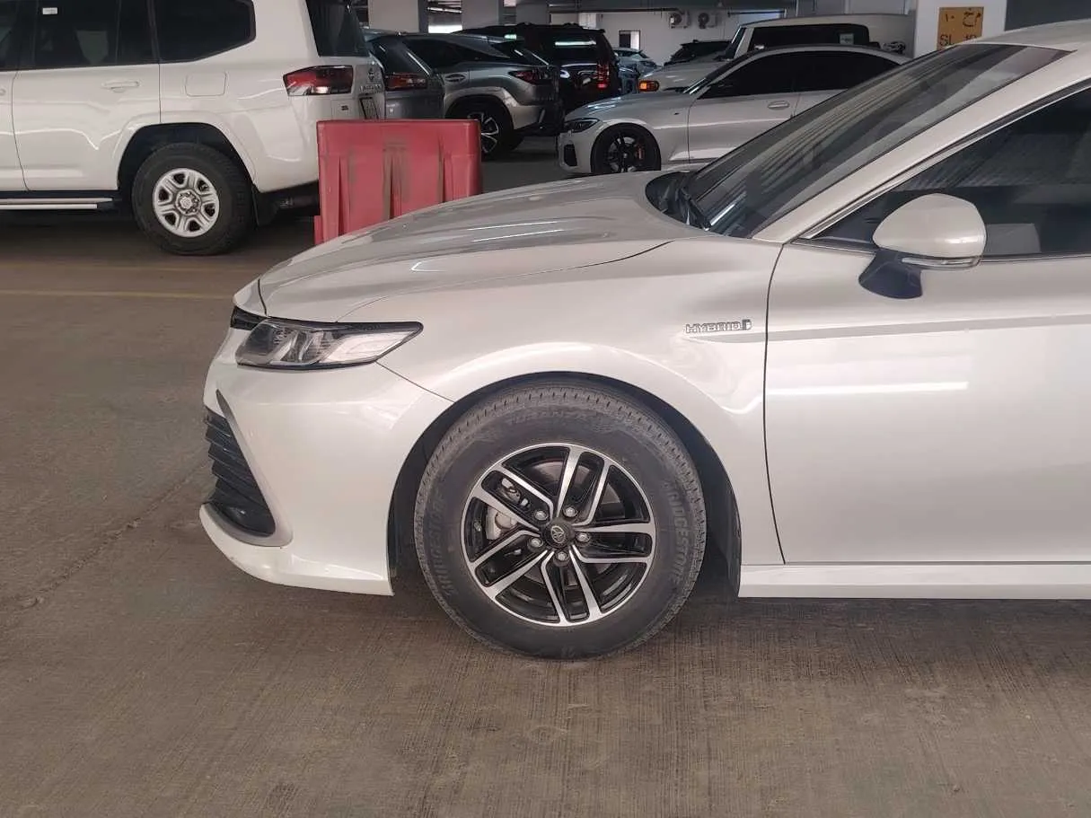 Car image 9