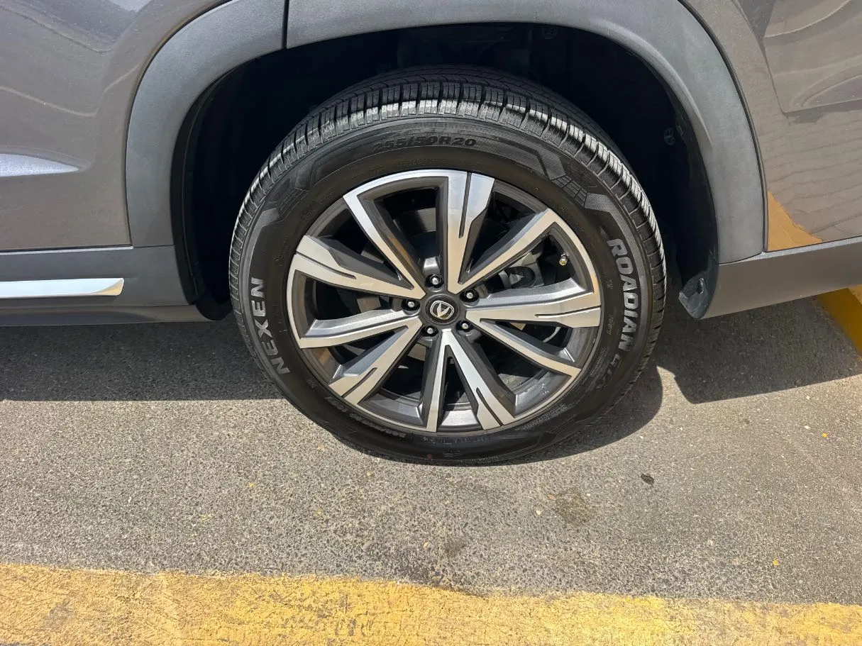 Car image 9