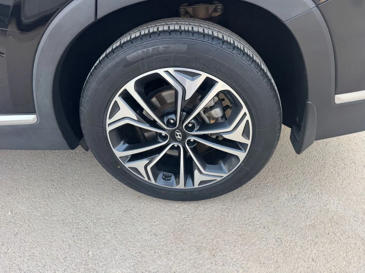 Car image 9