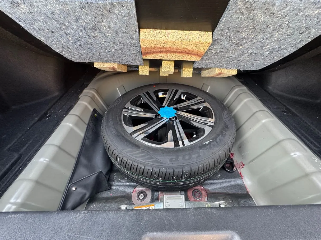 Car image 24