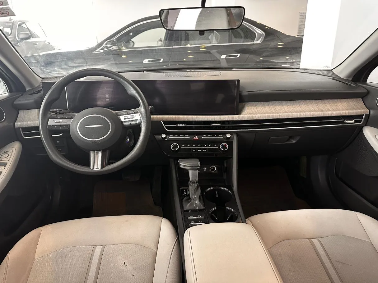 Car image 15