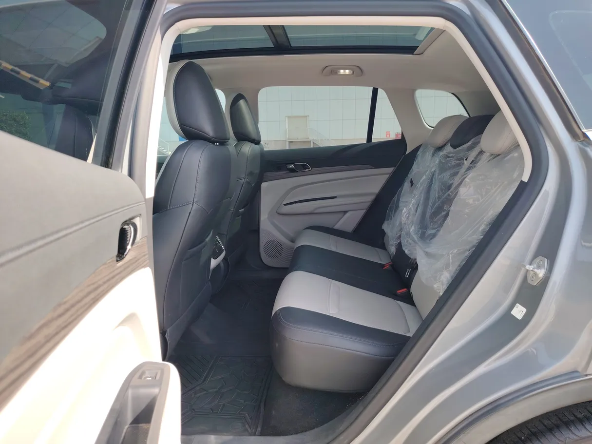 Car image 16