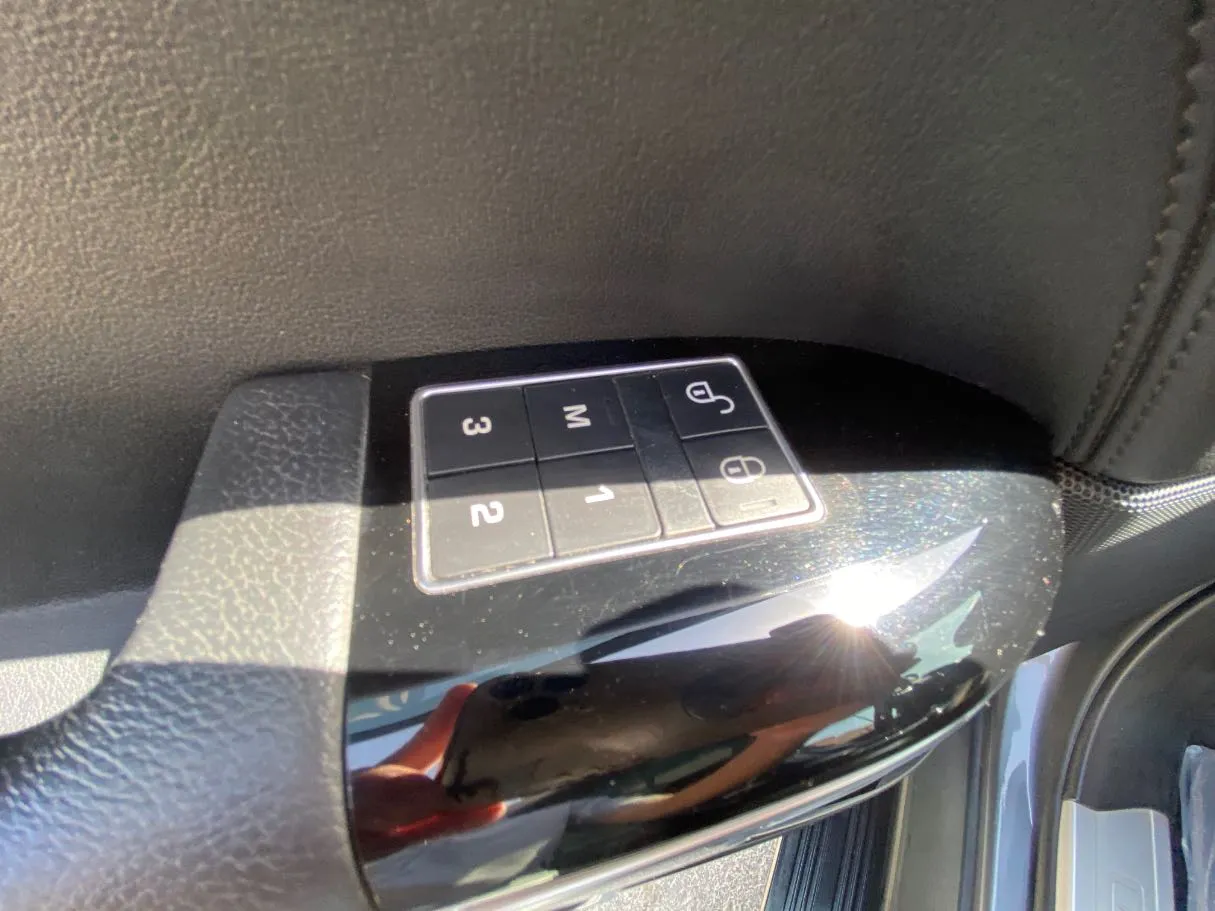 Car image 28