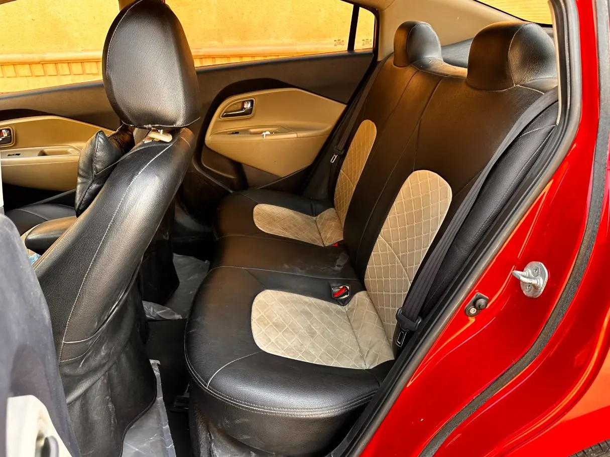 Car image 14