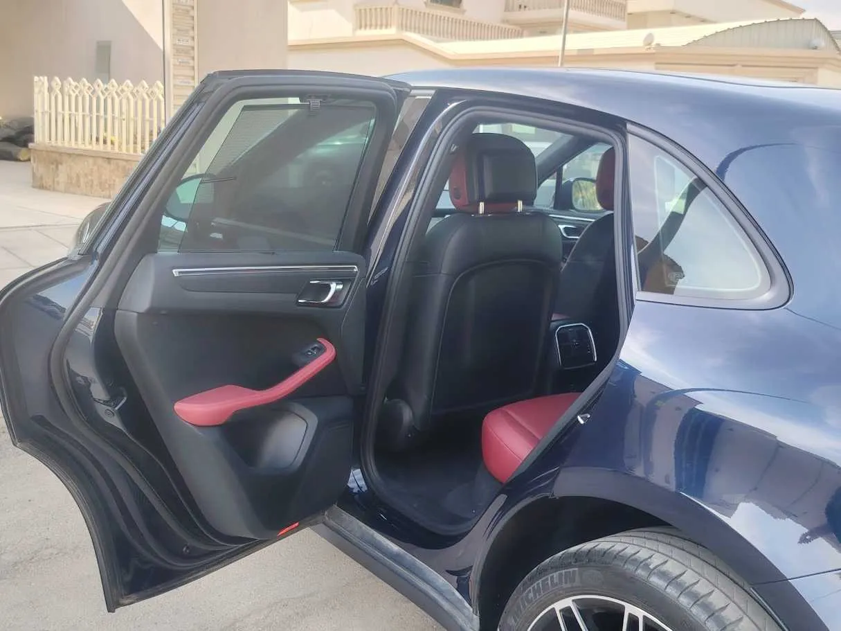 Car image 16