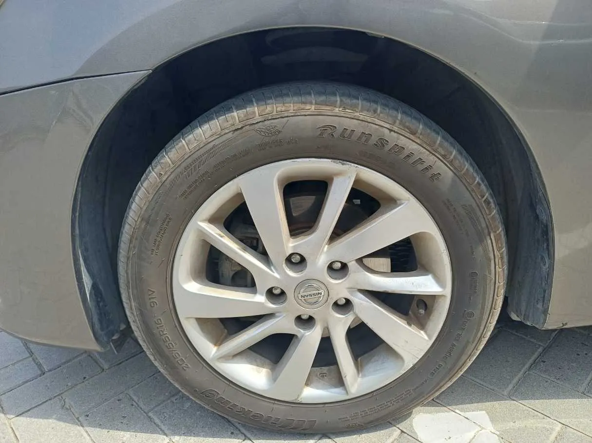Car image 9