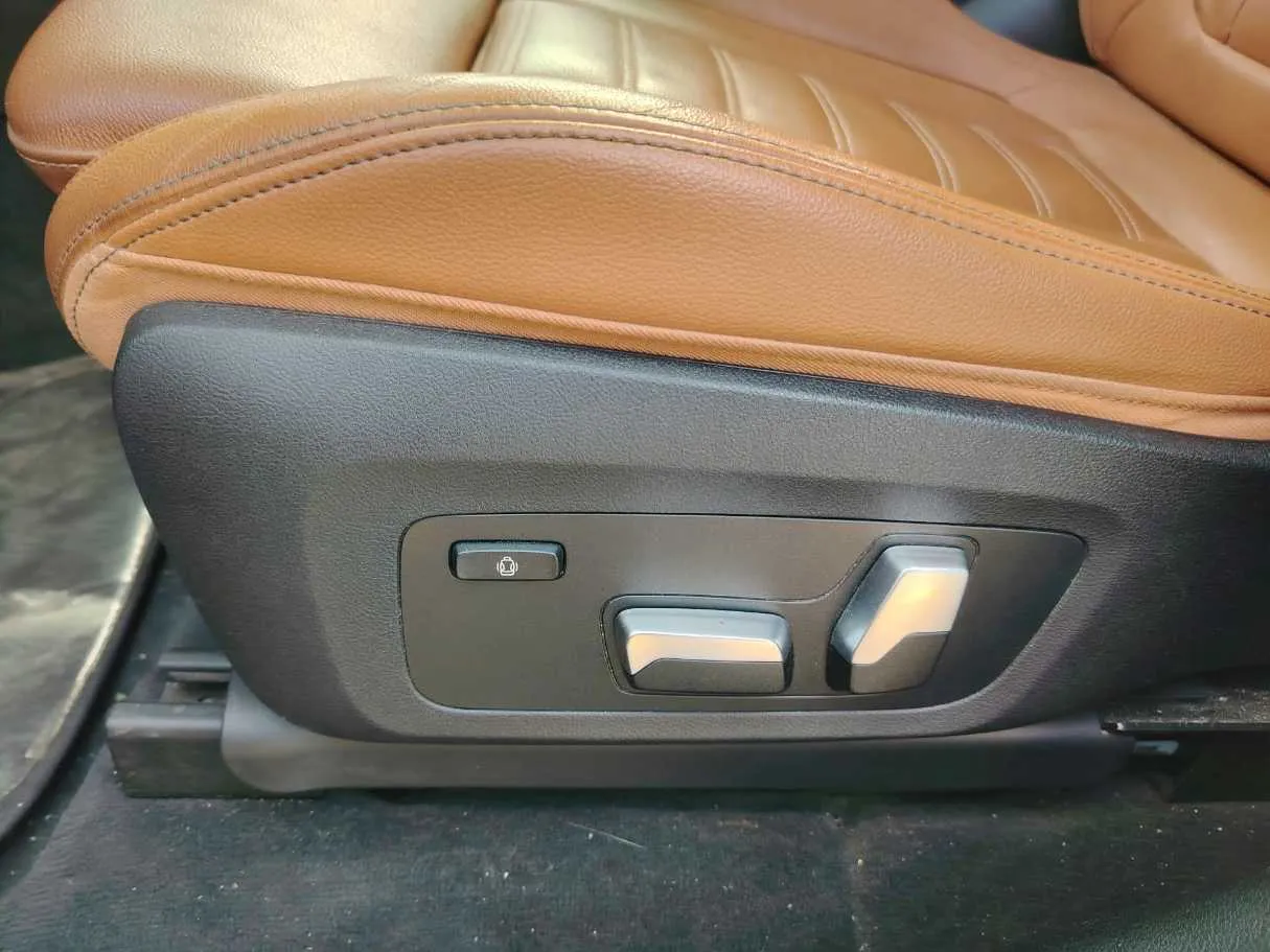Car image 36