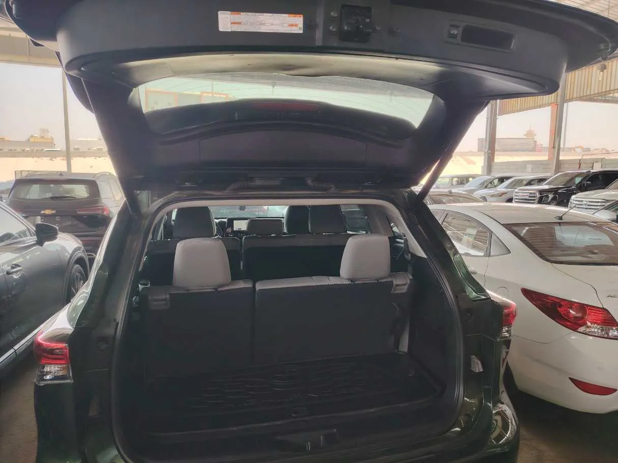 Car image 30