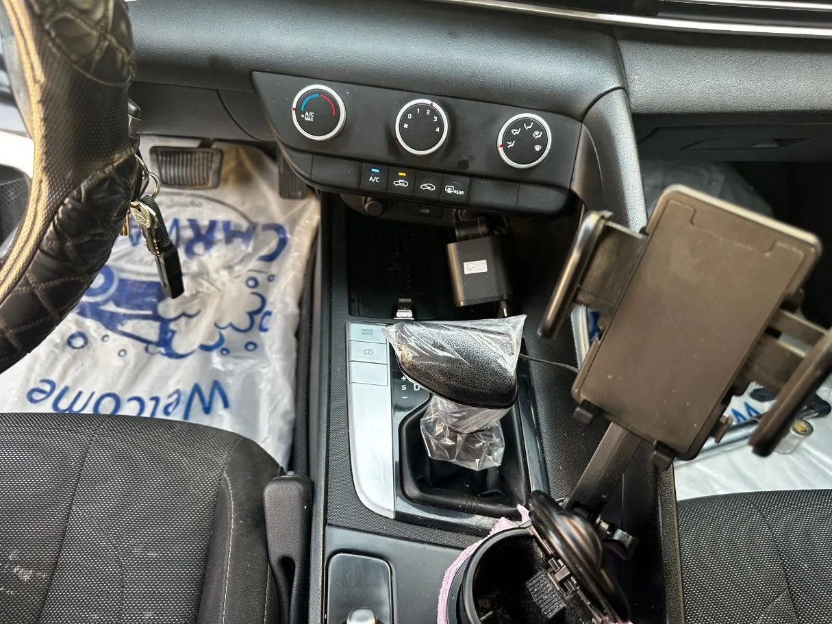 Car image 17