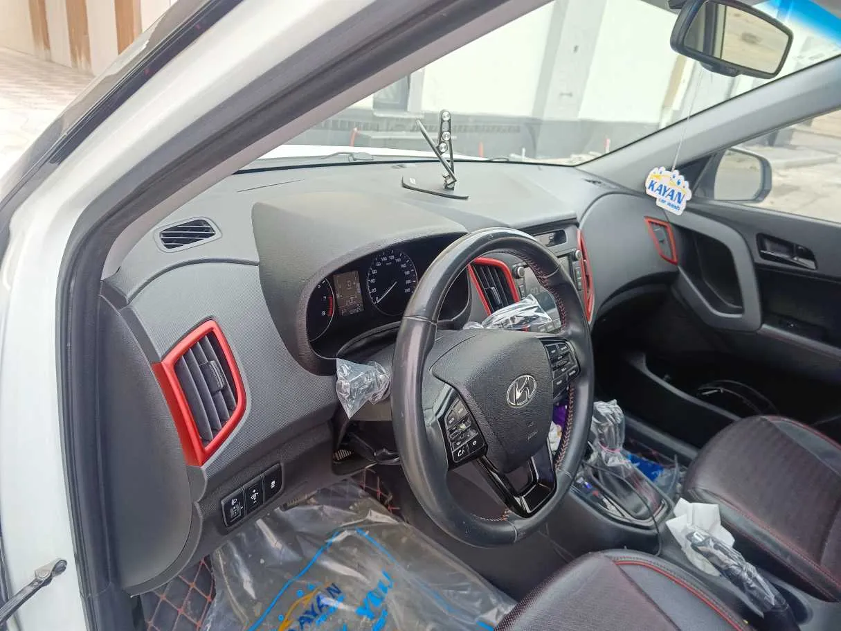Car image 15