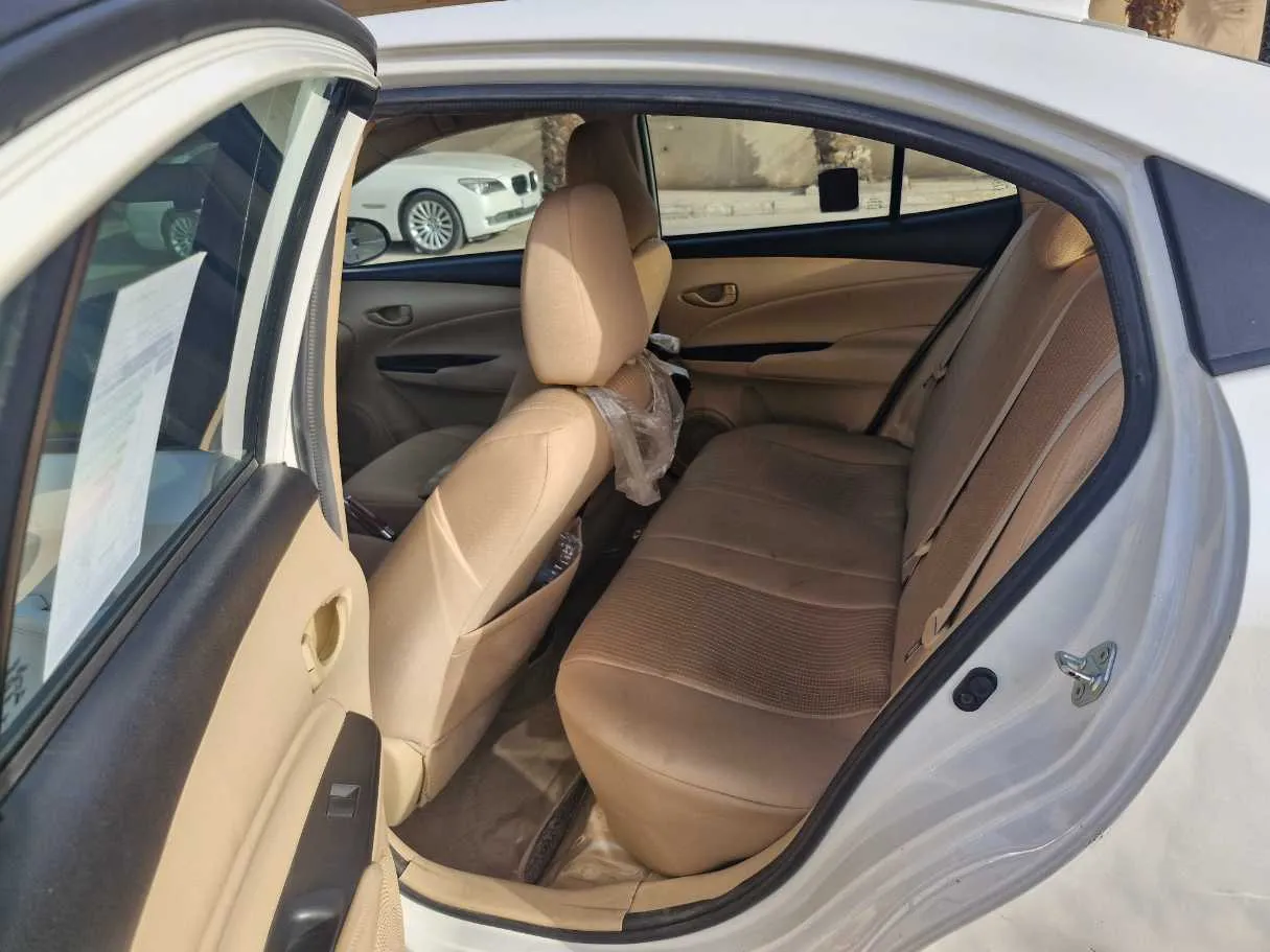 Car image 14
