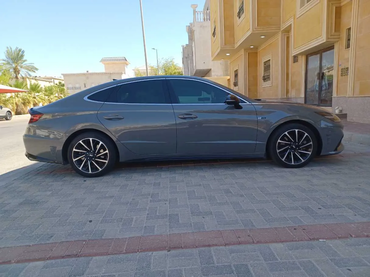 Car image 4