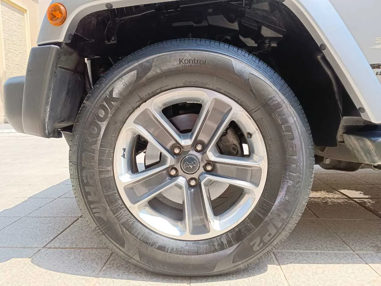 Car image 10