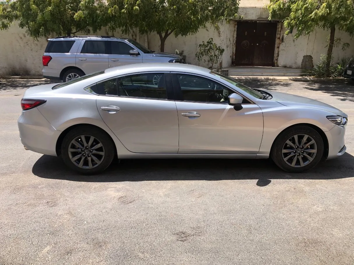 Car image 4
