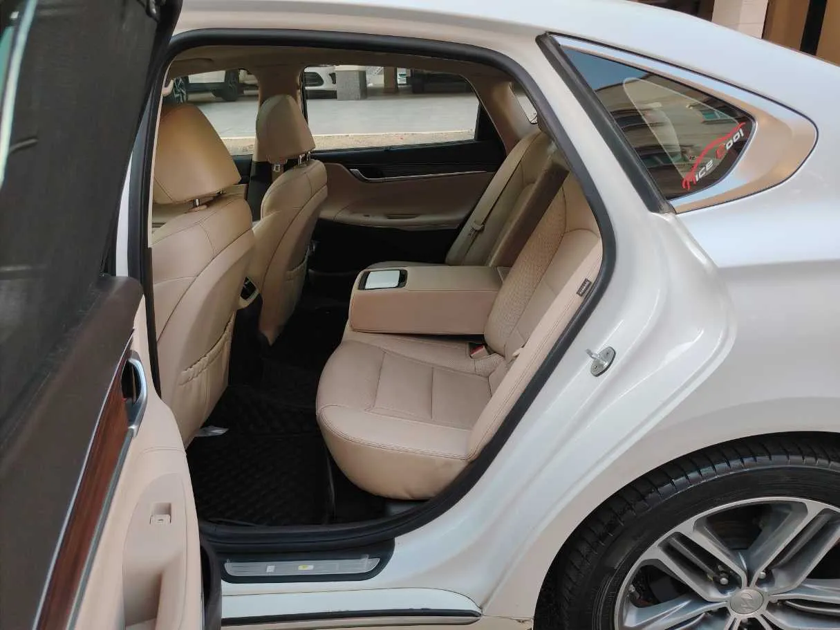 Car image 15