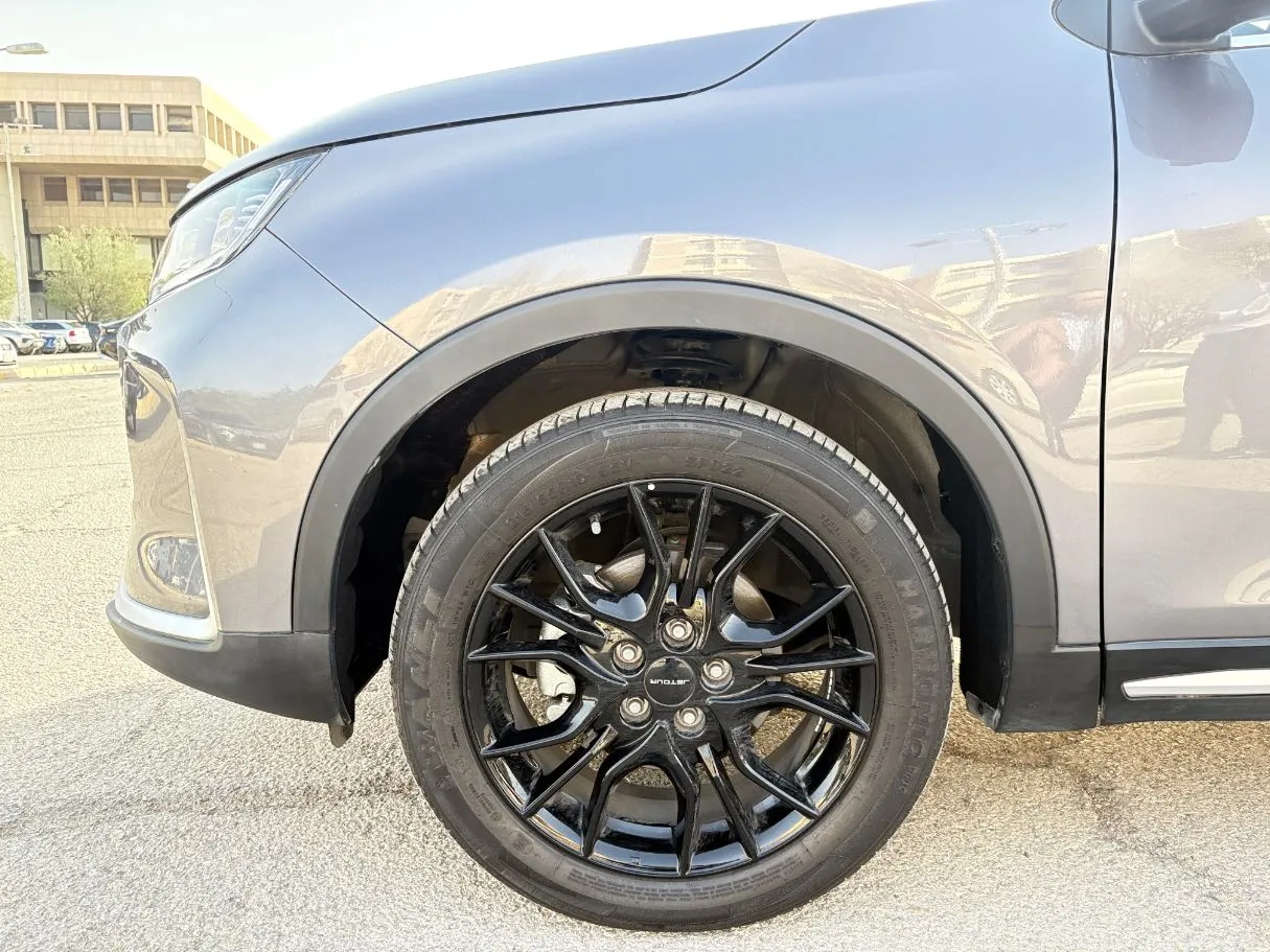 Car image 9