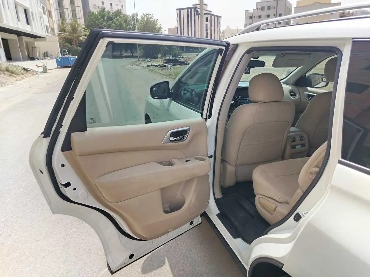 Car image 16