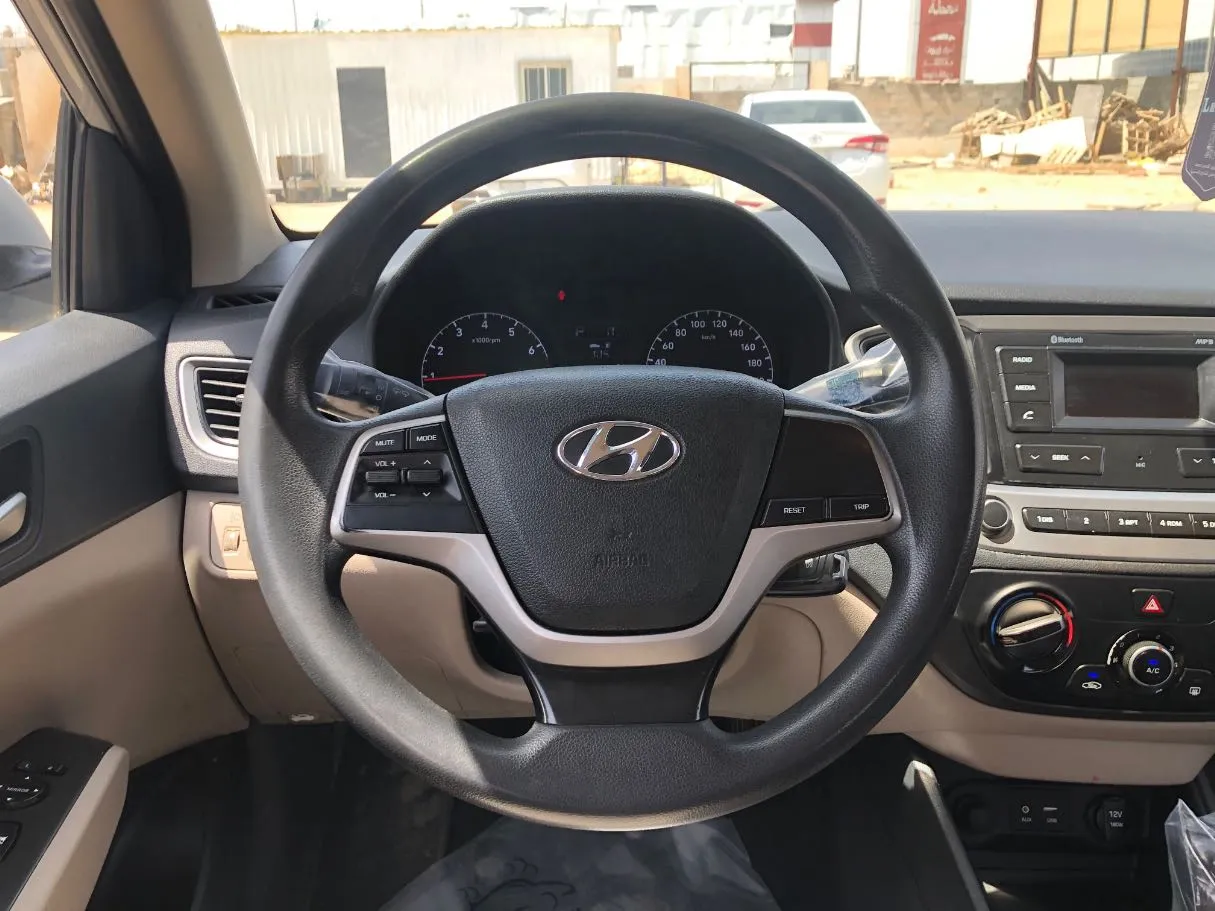 Car image 18