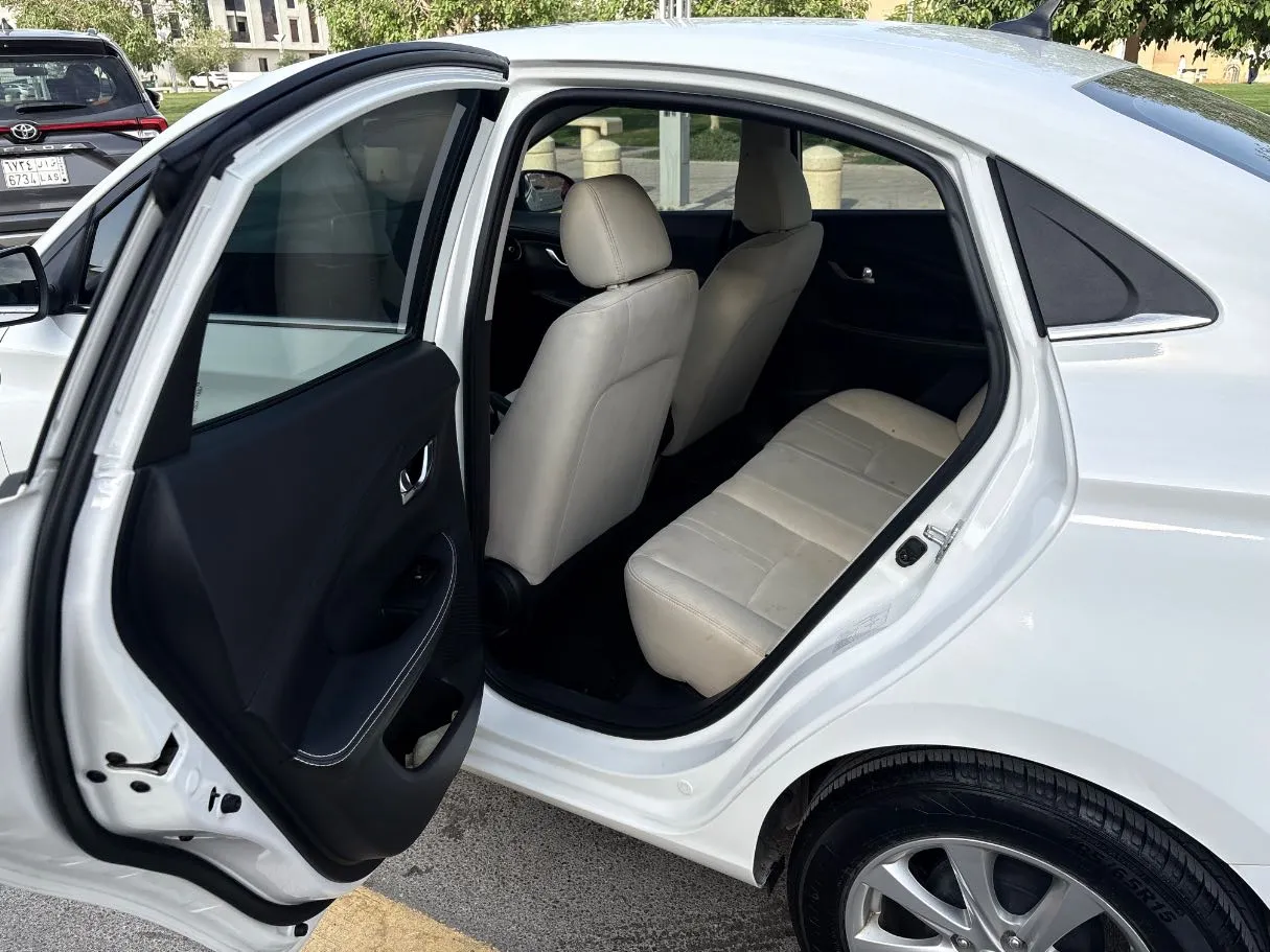 Car image 15