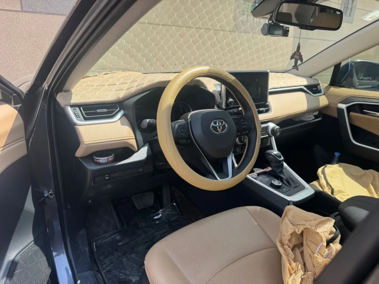 Car image 12
