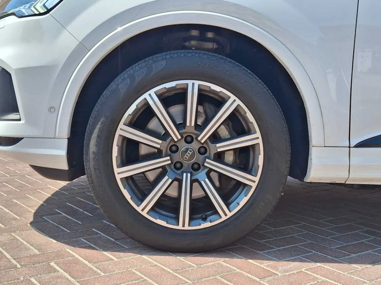 Car image 9